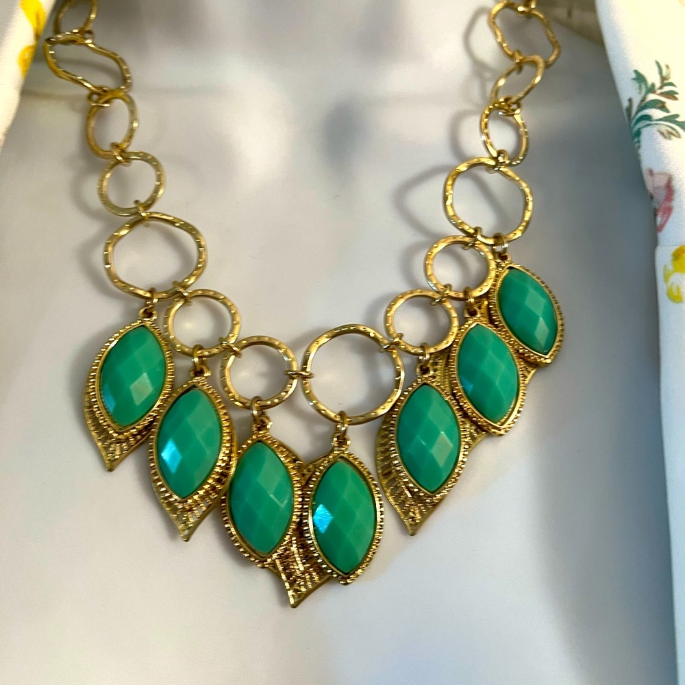 GORGEOUS ESTATE VINTAGE GREEN STONES WITH GOLD LEAF SHAPED CHARMS NECKLACE